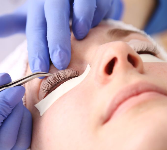 Lash lift being carried out with a lash shield