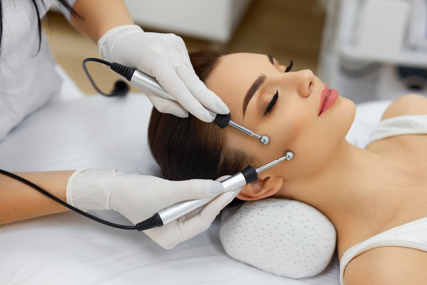 Anti-Aging Facials – Is Microcurrent the forgotten key to youthful skin?