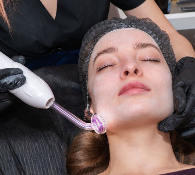 Client receiving a high frequency electrical facial