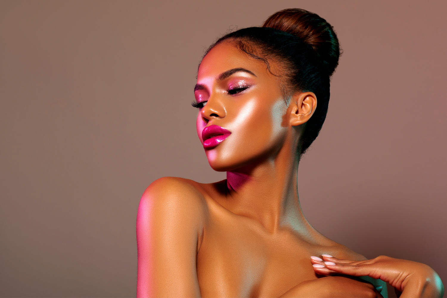 Model with glowing, sculpted make-up